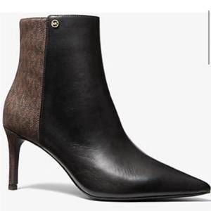 NEW MICHAEL KORS women's alina flex pointed toe logo booties in black